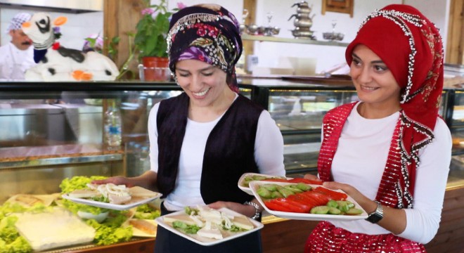 Restoranda unutulmaya yüz tutmuş kıyafetler ile servis