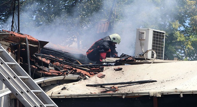 Restoranda çıkan yangın, yandaki dükkanlara sıçradı