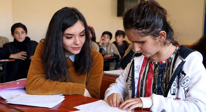 Reyhan öğretmen, görmeyen öğrencisine ışık oldu