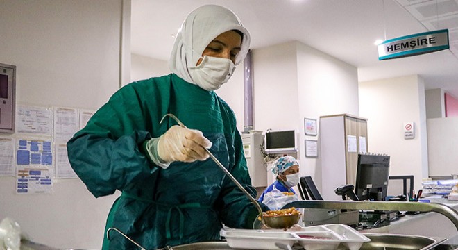Riske rağmen yemek dağıtımına devam ediyorlar