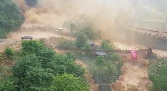Rize'de Ağaran Şelalesi, aşırı yağışla taştı