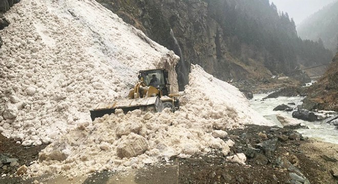 Rize'de çığ düşen yol, 4 saatte açıldı