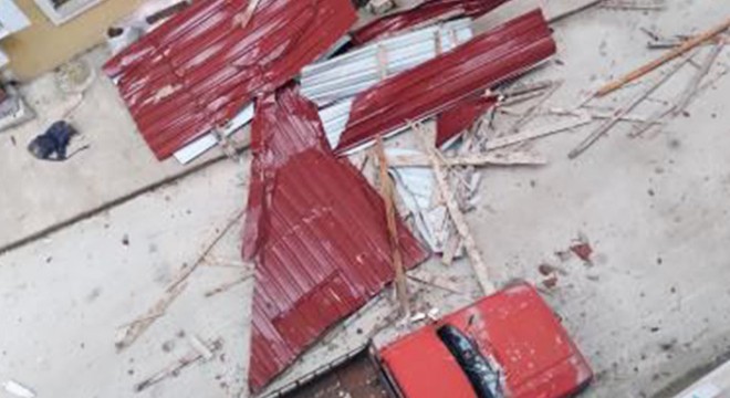 Rize'de fırtına; çatılar uçtu