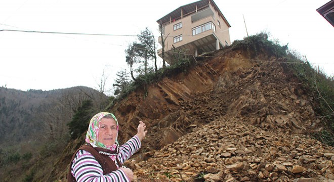 Rize'de heyelan; 3 ev tahliye edildi