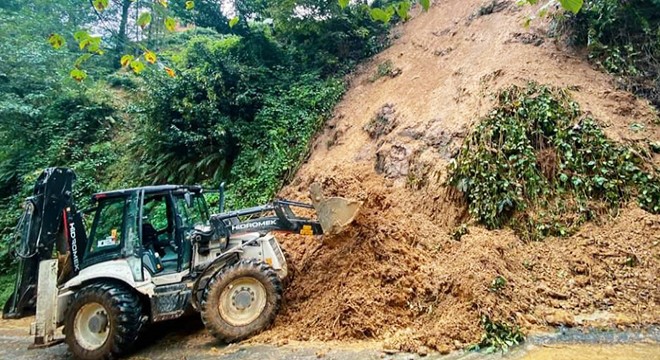 Rize'de heyelanlarda kapanan 39 köy yolu açıldı