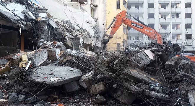 Rize'de riskli binaların yıkımı sürüyor