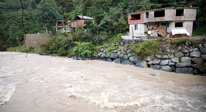 Rize'de sel ve heyelan; 2 ev boşaltıldı