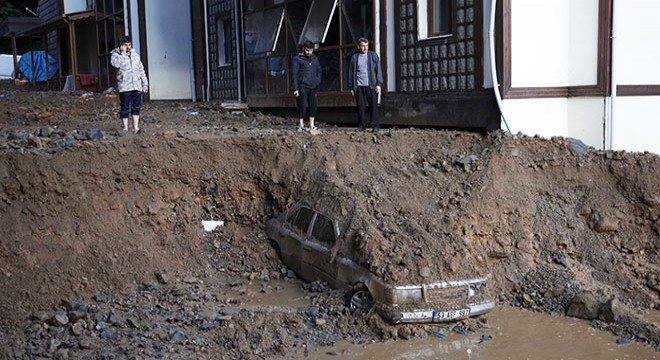 Rize’de sel ve heyelan afetinin hasarı gün ağarınca ortaya çıktı