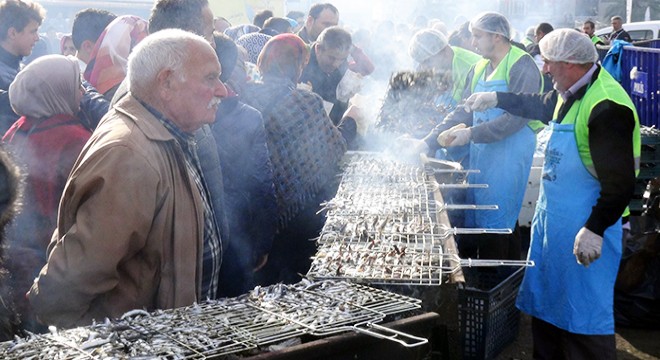 Rize de 2,5 ton hamsi, 2 saatte tükendi