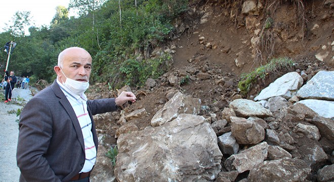 Rize’de heyelanda köy yolu kapandı