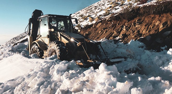 Rize’de kardan kapanan yayla yolları açıldı