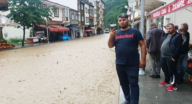 Rize’de sağanak sonrası sel; yol ulaşıma kapandı