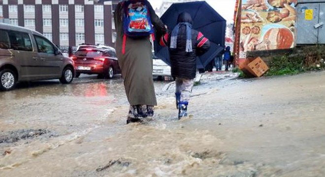 Rize de sağanak yolları göle çevirdi