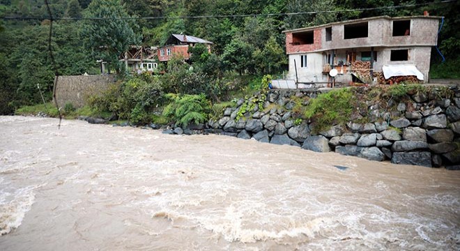 Rize de sel ve heyelan; 2 ev boşaltıldı