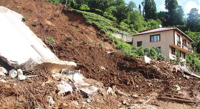 Rize’de selin izleri siliniyor, kayıp 2 kişi aranıyor