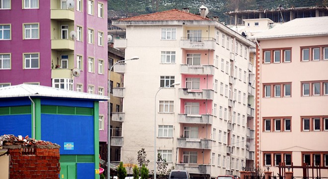 Rize nin  Pisa kuleleri  korkutuyor