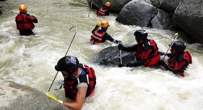 Rize ve Artvin’de selin izleri siliniyor, kayıp 3 kişi aranıyor