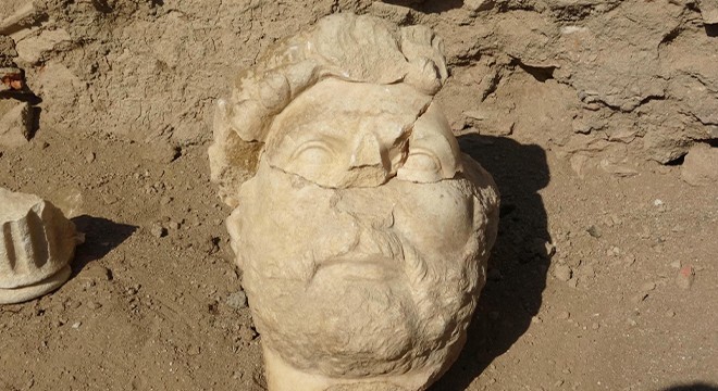 Roma İmparatoru Hadrianus'un heykelinin parçaları bulundu