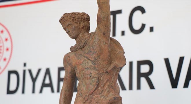Roma dönemine ait savaşçı figürlü heykel ele geçirildi
