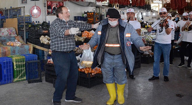 Romanlardan davullu zurnalı koronavirüs morali