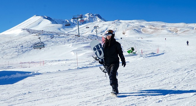 Romanyalı şarkıcı Inna, Erciyes’ta kayak yaptı