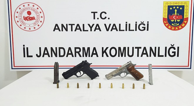 Ruhsatsız tabancaları çatıdan attı