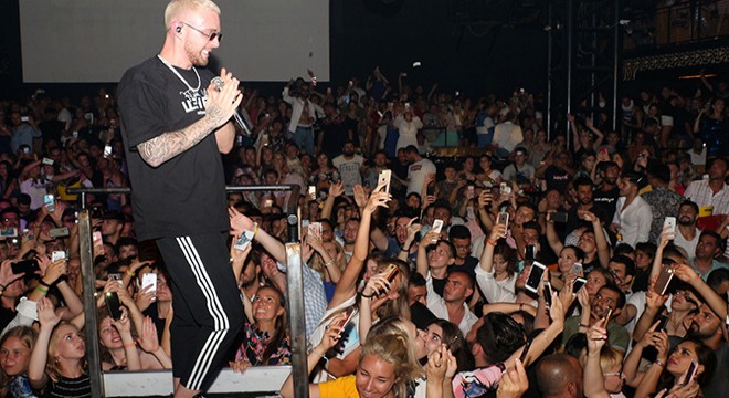 Rus hiphop şarkıcısı Kemer'de konser verdi