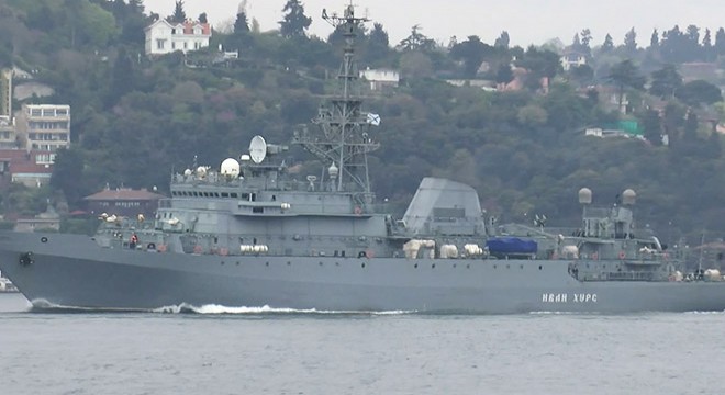 Rus savaş gemileri İstanbul Boğazı'ndan peş peşe geçti