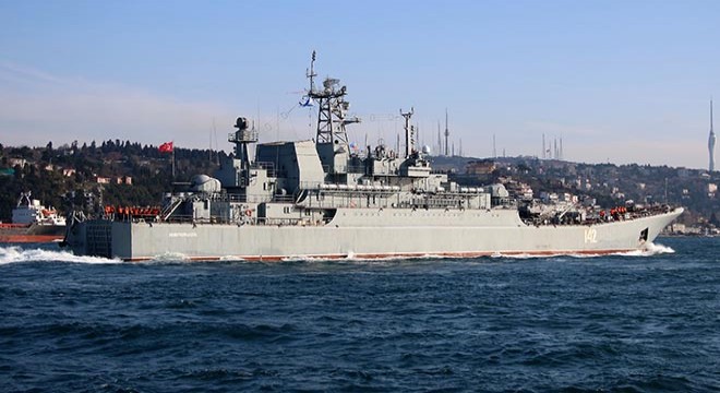 Rus savaş gemisi Boğaz'dan geçti