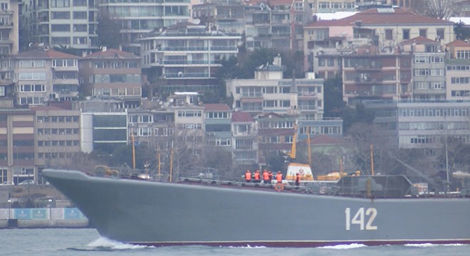Rus savaş gemisi İstanbul Boğaz'ından geçti
