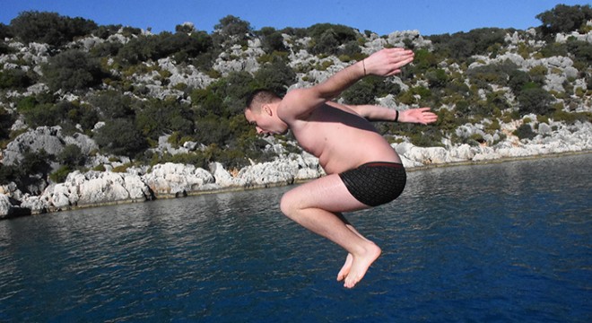 Rus turistler, Kekova turunda denize girdi