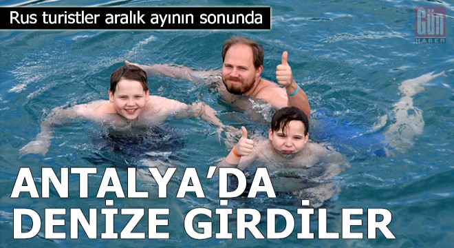Rus turistler aralık ayının sonunda Antalya'da denize girdi