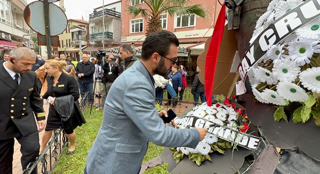 Rus turistler madencilerin anısına karanfil bıraktı