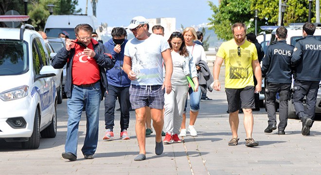 Rus turistler, ülkelerine dönmeyi bekliyor