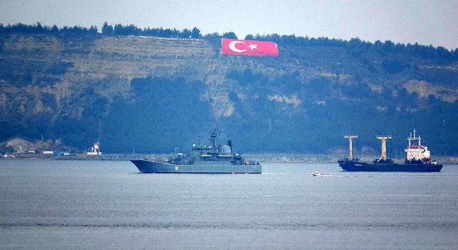 Rus savaş gemisi Çanakkale Boğazı ndan geçti