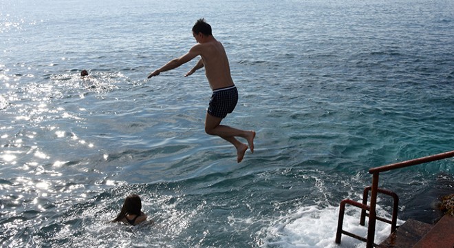 Rus ve Kazak turistlerin deniz keyfi