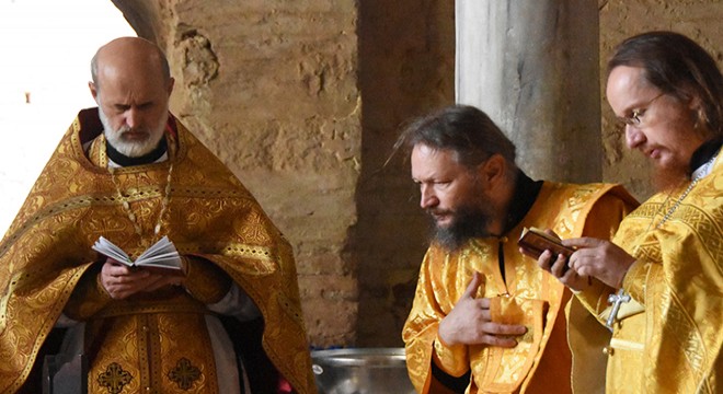 Ruslar 'Noel Baba'yı Demre'de ayinle andı