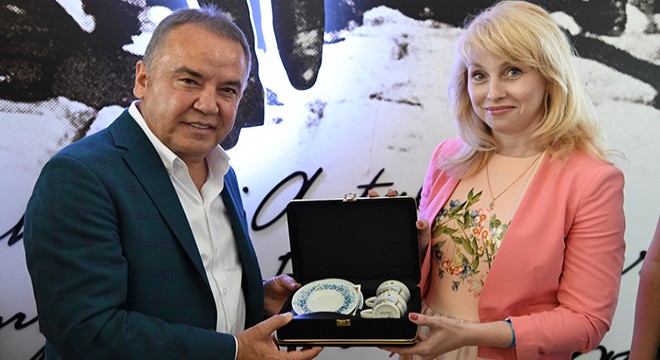 Ruslardan Başkan Böcek'e teşekkür