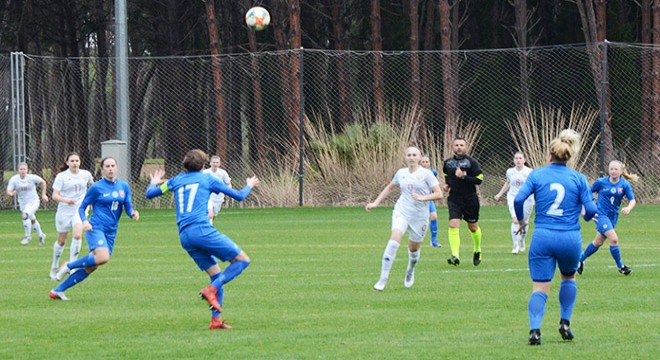 Rusya U17 Kadın Milli Futbol Takımı, Slovenya yı 2 - 1 yendi