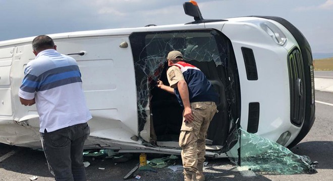Rüzgar, diyaliz hastalarının minibüsünü devirdi: 6 yaralı