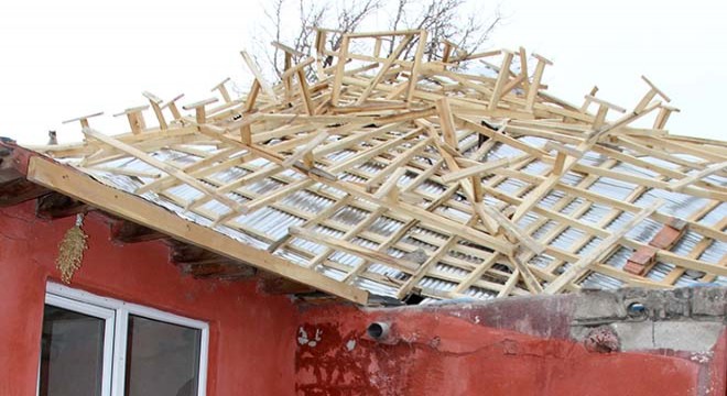 Rüzgar evin çatısını uçurdu