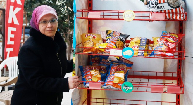 Rüzgar marketin önündeki cips standını sürükledi