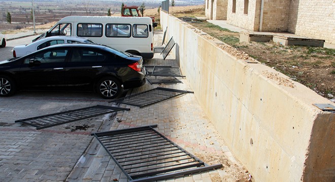 Rüzgar nedeniyle yıkılan korkuluklar araçlara zarar verdi