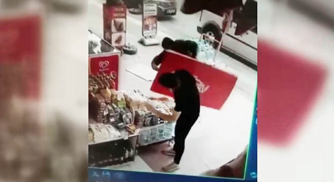 Rüzgarda kopup, savrulan dolap kapağı 2 kişiye çarptı