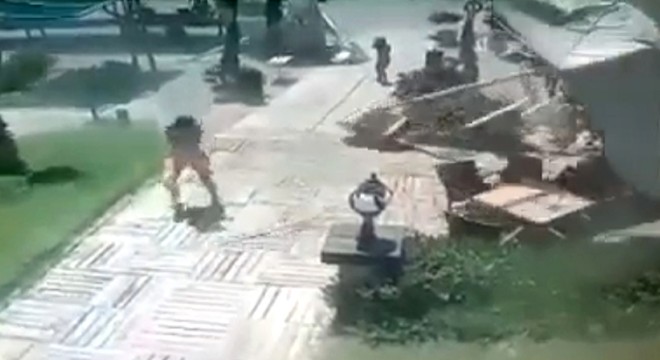 Rüzgarda havuz başındaki şemsiyeler uçtu, turistler kaçıştı