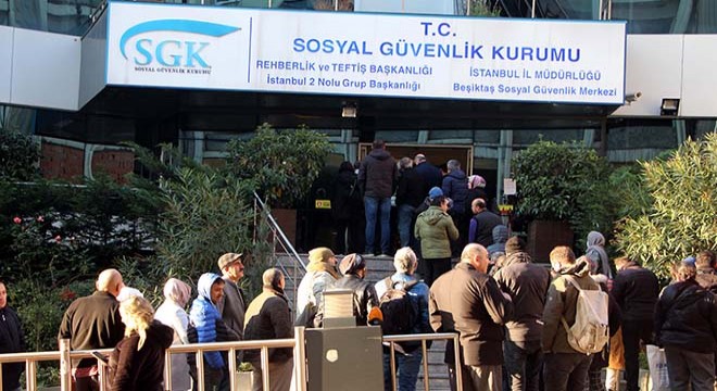 SGK müdürlükleri önünde EYT yoğunluğu