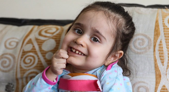 SMA'lı Hümeyra, çok sevdiği çikolatadan bir parça yiyebiliyor