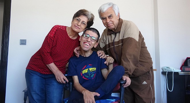 Mustafa, burnunu kullanarak ikinci kitabını yazıyor