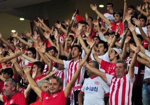 Antalyaspor'da kötü gidişe taraftar tepkisi