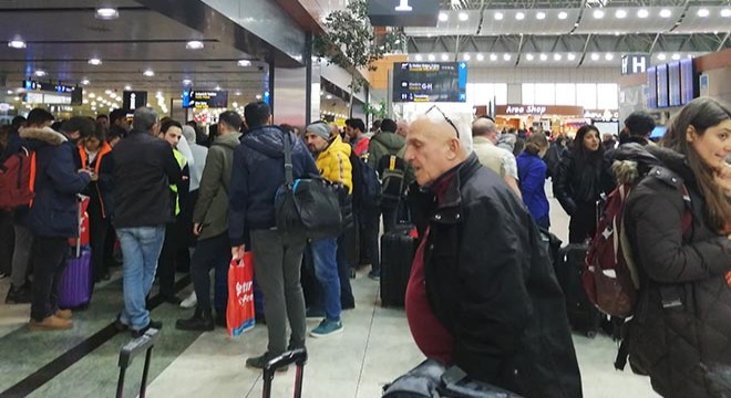 Sabiha Gökçen Havalimanı'nda yoğunluk; yolculardan ıslıklı protesto